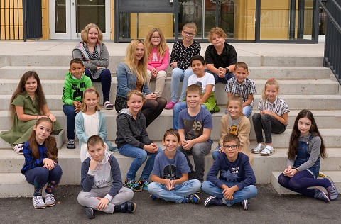 Klassenfoto - 3.b Klasse, (c) Toni Schruf Volksschule Mürzzuschlag, Foto:Fotograf Ebner,Mürzzuschlag